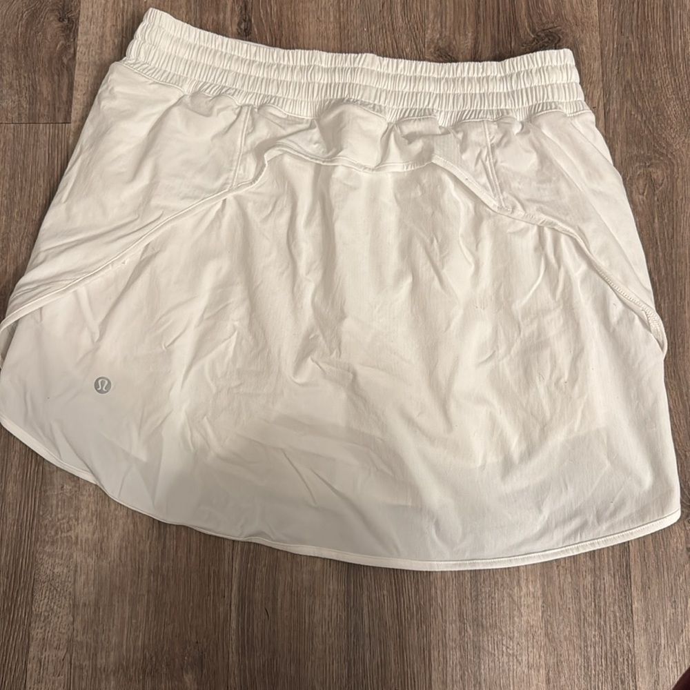 NWOT (inside tag included) lululemon hot shot skirt - Picture 2 of 3